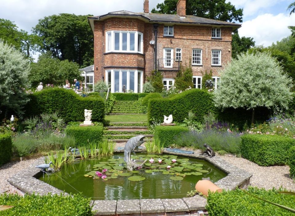 Affordable Garden Art exhibition, Showborough House